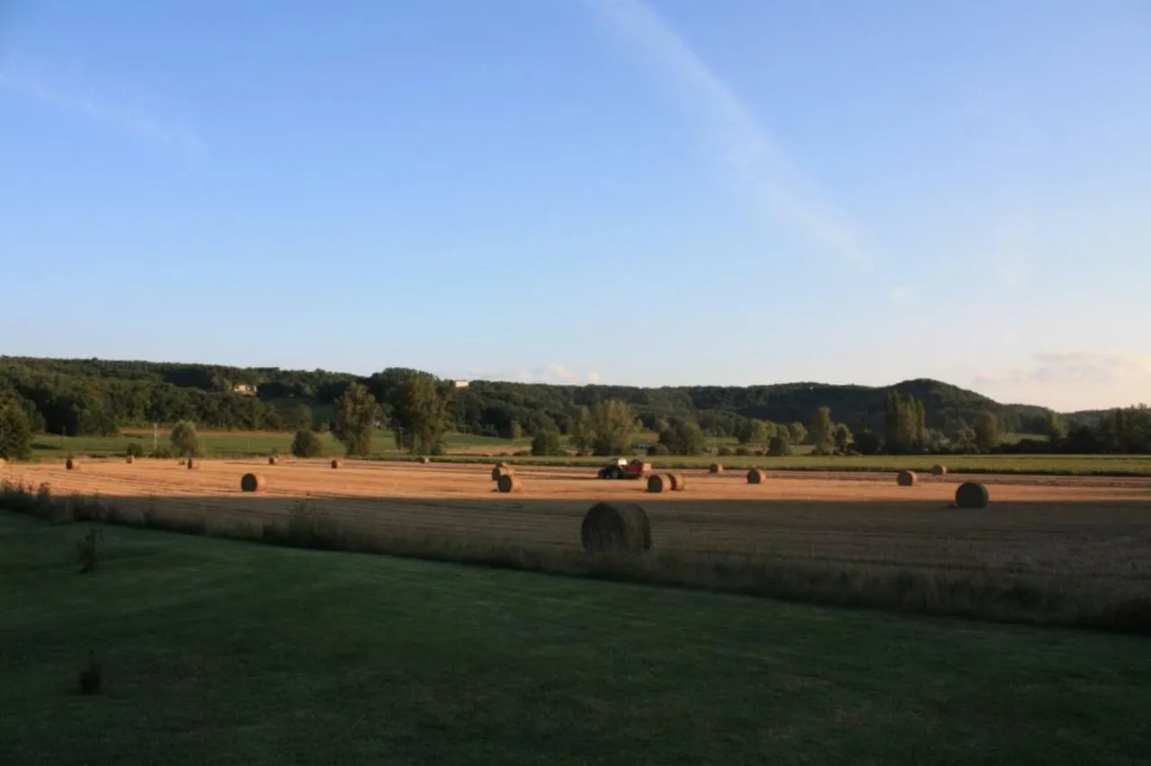 Gites Grand Pre ! Et La Roulotte De Roquecor France